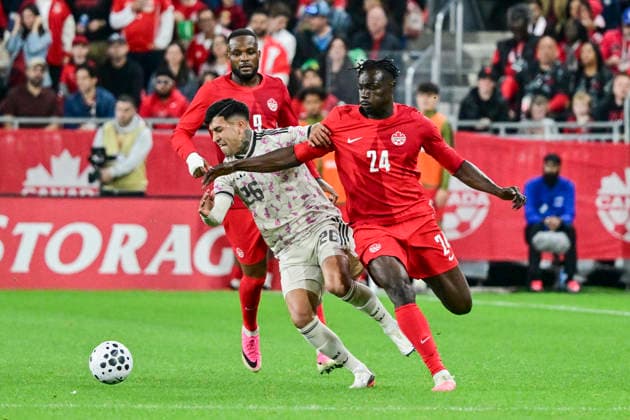 Promise David (R) of Canada vies for the ball with Diego Ulloa of Chile during a friendly match at BMO Field in Toronto, Canada, 26 September 2026. International Friendly, Länderspiel, Nationalmannschaft Canada vs. Chile !ACHTUNG: NUR REDAKTIONELLE NUTZUNG!  Copyright: xEduardoxLimax AMDEP3255 20260927-55021516111_1