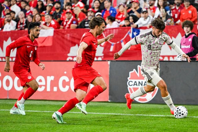 Niko Sigur (C) of Canada vies for the ball with Felipe Loyola of Chile during a friendly match at BMO Field in Toronto, Canada, 26 September 2026. International Friendly, Länderspiel, Nationalmannschaft Canada vs. Chile !ACHTUNG: NUR REDAKTIONELLE NUTZUNG!  Copyright: xEduardoxLimax AMDEP3259 20260927-55021516113_1