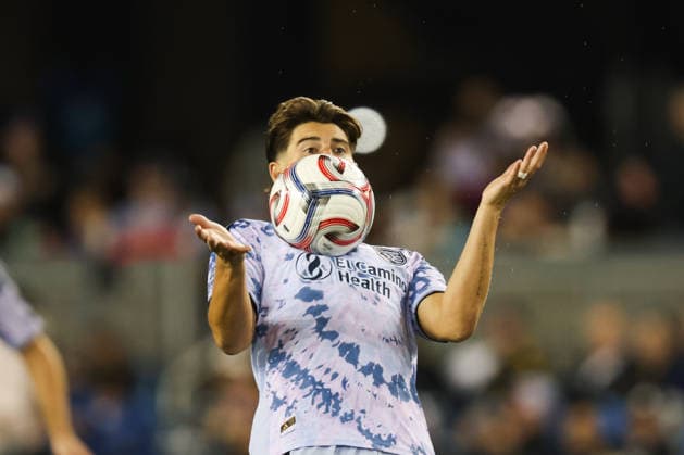 SAN JOSE, CA - SEPTEMBER 26: San Jose Earthquakes defender Daniel Munie (5) plays the ball off his chest during a MLS, Fussball Herren, USA match between the Portland Timbers and the San Jose Earthquakes on September 26, 2026 at PayPal Park in San Jose, CA. (Photo by Trinity Machan Icon Sportswire) SOCCER: SEP 26 MLS San Jose Earthquakes vs Portland Timbers EDITORIAL USE ONLY Icon260926000107967