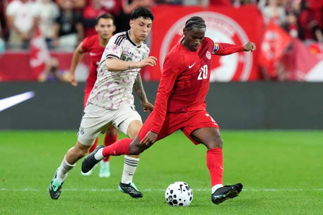 September 26, 2026, Toronto, On, CAN: Canada s Jonathan David plays a pass during International Friendly, Länderspiel, Nationalmannschaft action against Chile, in Toronto, on Saturday, Sept. 26, 2026. Canada News - September 26, 2026  - ZUMAc35_ 20260926_zaf_c35_201 Copyright: xChrisxYoungx