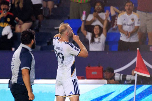 September 26, 2026, Carson, California, USA: Joao Klauss 99 of the LA Galaxy celebrates with fans after scoring a goal during a regular-season MLS, Fussball Herren, USA match against the Colorado Rapids on Saturday September 26, 2026 at Dignity Health Sports Park Stadium in Carson, California. JAVIER ROJAS PI LA Galaxy Vs. Rapids  - ZUMAp124 20260926_zaa_p124_010 Copyright: xJavierxRojasx