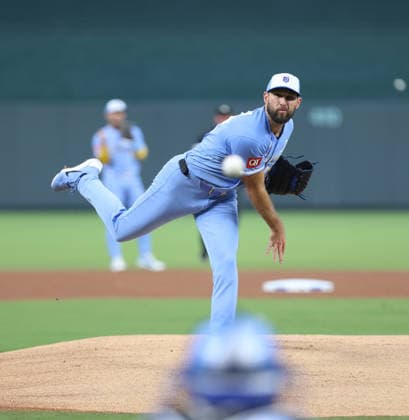 SEP 26, 2026: Kansas City Royals starting pitcher Michael Wacha (52) warms up before the game against the Cleveland Guardians at Kauffman Stadium in Kansas City, MO. CSM MLB, Baseball Herren, USA 2026: Guardians Vs Royals September 26th  - ZUMAc04_ 20260926_zma_c04_722 Copyright: xRomanxPunox