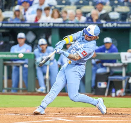 SEP 26, 2026: Kansas City Royals catcher Carter Jensen (22) hits a double in the 1st inning against the Cleveland Guardians at Kauffman Stadium in Kansas City, MO. CSM Kansas City United States - ZUMAc04_ 20260926_zma_c04_700 Copyright: xRomanxPunox