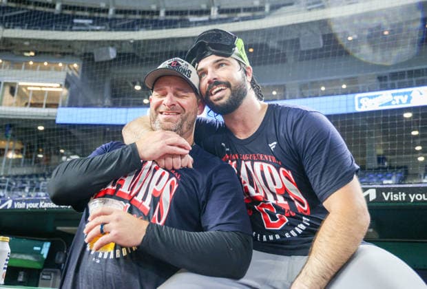 SEP 26, 2026: Cleveland Guardians manager Stephen Vogt celebrates with Cleveland Guardians catcher Austin Hedges (27) at Kauffman Stadium in Kansas City, MO. CSM MLB, Baseball Herren, USA 2026: Guardians Vs Royals September 26th  - ZUMAc04_ 20260926_zma_c04_760 Copyright: xRomanxPunox