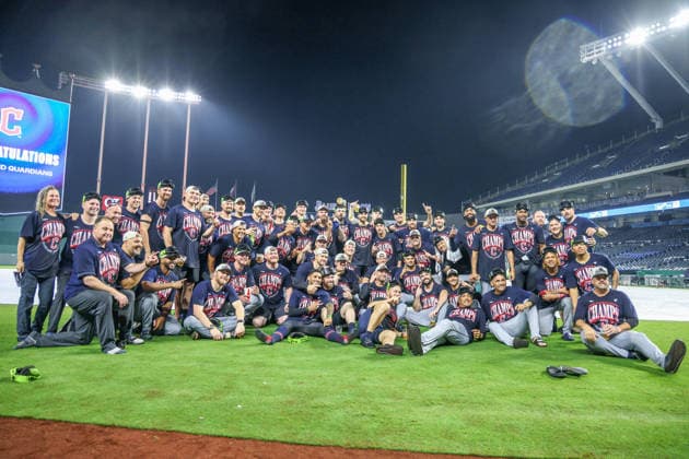 MLB, Baseball Herren, USA 2026: Guardians Vs Royals September 26th SEP 26, 2026: Cleveland Guardians poses for team photo after winning the AL Central Division at Kauffman Stadium in Kansas City, MO. Roman Puno CSM (Credit Image: Â Roman Puno Cal Media) Kansas City Missouri United States EDITORIAL USE ONLY Copyright: xx ZUMA-20260926_zma_c04_792.jpg RomanxPunox csmphotothree526838