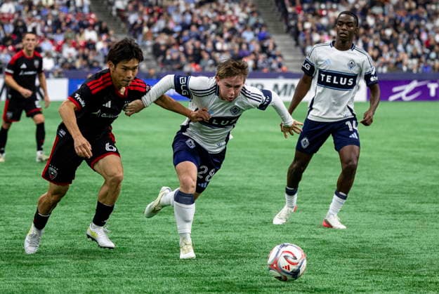 September 26, 2026, Vancouver, Bc, CANADA: Vancouver Whitecaps Tate Johnson (28) and D.C. United s Keisuke Kurokawa (6) vie for the ball during the first half of an MLS, Fussball Herren, USA soccer match, in Vancouver, on Saturday, Sept. 26, 2026. Canada News - September 26, 2026  - ZUMAc35_ 20260926_zaf_c35_210 Copyright: xJacobxMallarix