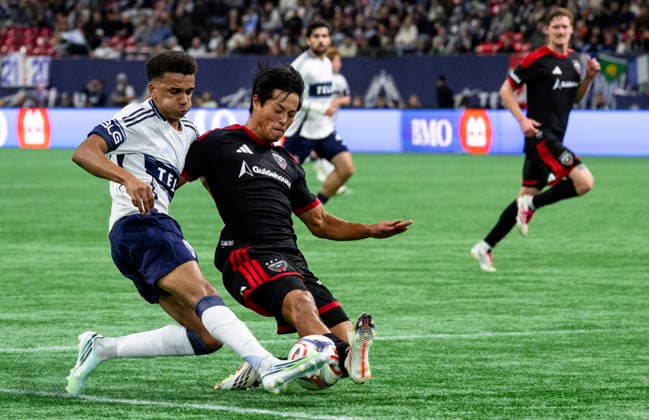 September 26, 2026, Vancouver, Bc, CANADA: Vancouver Whitecaps Rui Modesto (left) and D.C. United s Hosei Kijima vie for the ball during the second half of an MLS, Fussball Herren, USA soccer match, in Vancouver, on Saturday, Sept. 26, 2026. Canada News - September 26, 2026  - ZUMAc35_ 20260926_zaf_c35_211 Copyright: xJacobxMallarix