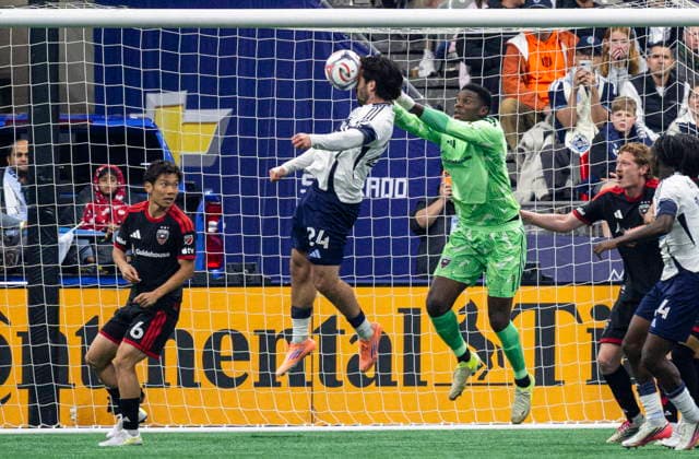 September 26, 2026, Vancouver, Bc, CANADA: Vancouver Whitecaps Brian White (24) heads the ball in front of D.C. United goalkeeper Sean Johnson (1) during the first half of an MLS, Fussball Herren, USA soccer match, in Vancouver, on Saturday, Sept. 26, 2026. Canada News - September 26, 2026  - ZUMAc35_ 20260926_zaf_c35_213 Copyright: xJacobxMallarix