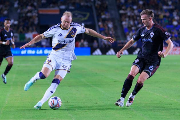 September 26, 2026, Carson, California, USA: Joao Klauss 99 of the LA Galaxy receives the ball as Rob Holding 6 of the Colorado Rapids defends during their regular season MLS, Fussball Herren, USA game on Saturday September 26, 2026 at the Dignity Health Sports Park Stadium in Carson, California. Galaxy defeat Rapids, 3-2. ARIANA RUIZ PI Carson USA - ZUMAp124 20260926_zaa_p124_023 Copyright: xArianaxRuizx