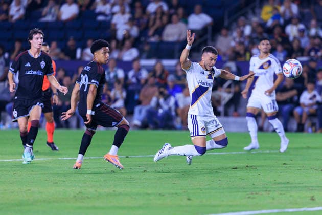 September 26, 2026, Carson, California, USA: Erik Thommy 27 of the LA Galaxy jumps to receive a cross as Jackson Travis 99 of the Colorado Rapids defends during their regular season MLS, Fussball Herren, USA game on Saturday September 26, 2026 at the Dignity Health Sports Park Stadium in Carson, California. Galaxy defeat Rapids, 3-2. ARIANA RUIZ PI LA Galaxy Vs. Rapids  - ZUMAp124 20260926_zaa_p124_021 Copyright: xArianaxRuizx