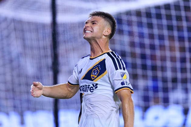 September 26, 2026, Carson, California, USA: Harbor Miller 26 of the LA Galaxy celebrates their win during their regular season MLS, Fussball Herren, USA game against the Colorado Rapids on Saturday September 26, 2026 at the Dignity Health Sports Park Stadium in Carson, California. Galaxy defeat Rapids, 3-2. ARIANA RUIZ PI Carson USA - ZUMAp124 20260926_zaa_p124_031 Copyright: xArianaxRuizx