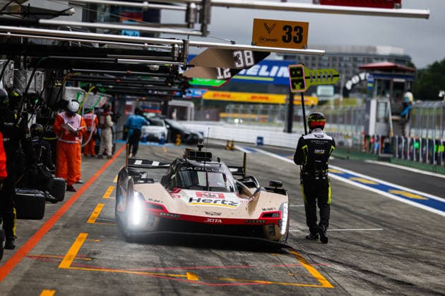 FIA WEC - 6 HOURS OF FUJI 2026 38 BAMBER Earl (nzl), BOURDAIS Sà bastien (fra), AITKEN Jack (gbr), Cadillac Hertz Team Jota, Cadillac V-Series.R 38, Hypercar, action pitstop, arrêt aux stands during the 6 Hours of Fuji 2026, 6th round of the 2026 FIA World Endurance Championship, from September 25 to 27, 2026 on the Fuji Speedway in Oyama, Shizuoka, Japan - OyamaJapan Copyright: xANTONINxVINCENTx