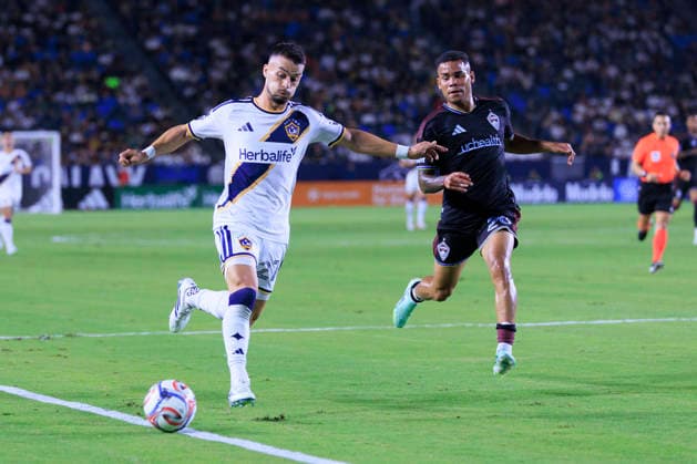 September 26, 2026, Carson, California, USA: Erik Thommy 27 of the LA Galaxy crosses the ball as Miguel Navarro 29 of the Colorado Rapids defends during their regular season MLS, Fussball Herren, USA game on Saturday September 26, 2026 at the Dignity Health Sports Park Stadium in Carson, California. Galaxy defeat Rapids, 3-2. ARIANA RUIZ PI LA Galaxy Vs. Rapids  - ZUMAp124 20260926_zaa_p124_027 Copyright: xArianaxRuizx