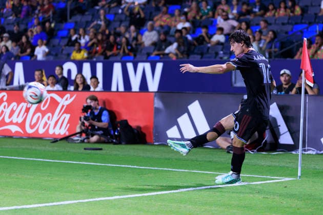 September 26, 2026, Carson, California, USA: Paxten Aaronson 10 of the Colorado Rapids takes a corner kick during their regular season MLS, Fussball Herren, USA game against the LA Galaxy on Saturday September 26, 2026 at the Dignity Health Sports Park Stadium in Carson, California. Galaxy defeat Rapids, 3-2. ARIANA RUIZ PI LA Galaxy Vs. Rapids  - ZUMAp124 20260926_zaa_p124_028 Copyright: xArianaxRuizx