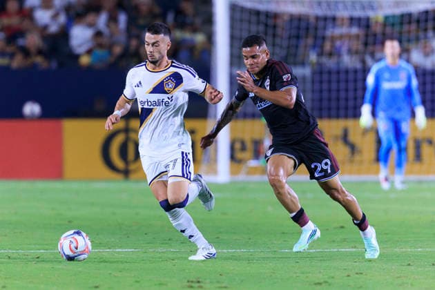 September 26, 2026, Carson, California, USA: Erik Thommy 27 of the LA Galaxy receives the ball as Miguel Navarro 29 of the Colorado Rapids defends during their regular season MLS, Fussball Herren, USA game on Saturday September 26, 2026 at the Dignity Health Sports Park Stadium in Carson, California. Galaxy defeat Rapids, 3-2. ARIANA RUIZ PI LA Galaxy Vs. Rapids  - ZUMAp124 20260926_zaa_p124_033 Copyright: xArianaxRuizx