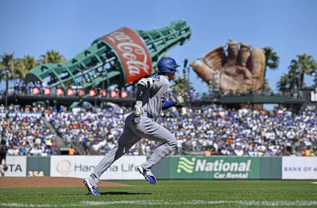 Baseball: Dodgers vs. Giants Los Angeles Dodgers designated hitter Shohei Ohtani hits an infield single in the fifth inning of a baseball game against the San Francisco Giants at Oracle Park in San Francisco on Sept. 26, 2026.  A14AA0005628836P