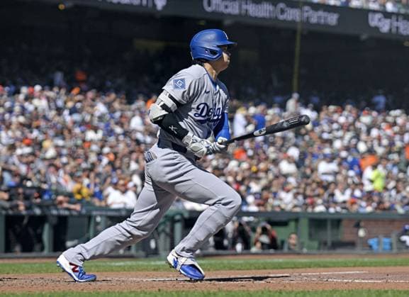 Baseball: Dodgers vs. Giants Los Angeles Dodgers designated hitter Shohei Ohtani hits an infield single in the fifth inning of a baseball game against the San Francisco Giants at Oracle Park in San Francisco on Sept. 26, 2026.  A14AA0005628838P