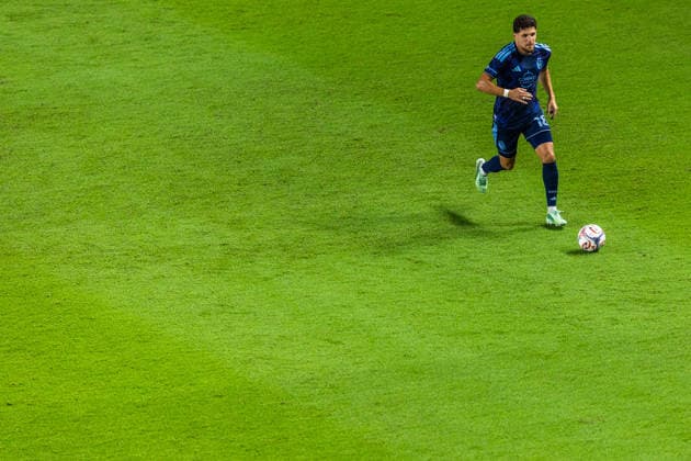 September 26, 2026, Houston, Texas, USA: Sporting Kansas City defender EMIR KARIC (18) advances with the ball during the MLS, Fussball Herren, USA game between the Houston Dynamo and Sporting KC at Shell Energy Stadium. Soccer 2026: Sporting KC 2:0 Houston Dynamo  - ZUMAn340 20260926_zsp_n340_001 Copyright: xJoexNogalskix