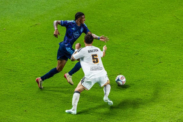September 26, 2026, Houston, Texas, USA: Sporting Kansas City forward ANDRo° LUIZ (11) evades a defender during the MLS, Fussball Herren, USA game between the Houston Dynamo and Sporting KC at Shell Energy Stadium. Soccer 2026: Sporting KC 2:0 Houston Dynamo  - ZUMAn340 20260926_zsp_n340_017 Copyright: xJoexNogalskix