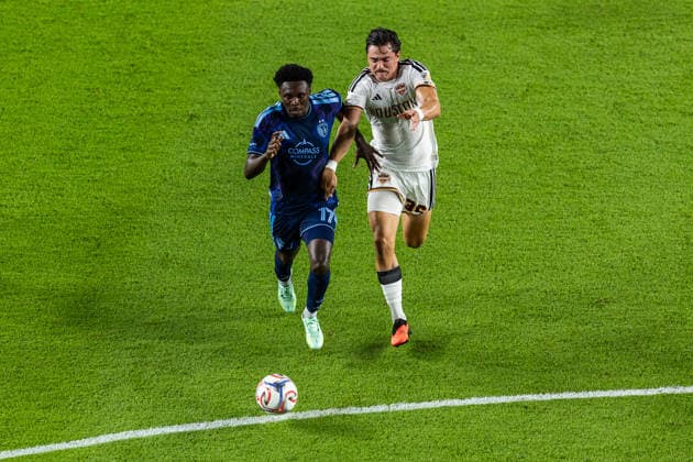 September 26, 2026, Houston, Texas, USA: Sporting Kansas City forward STEPHEN AFRIFA (17) advances with the ball during the MLS, Fussball Herren, USA game between the Houston Dynamo and Sporting KC at Shell Energy Stadium. Soccer 2026: Sporting KC 2:0 Houston Dynamo  - ZUMAn340 20260926_zsp_n340_021 Copyright: xJoexNogalskix