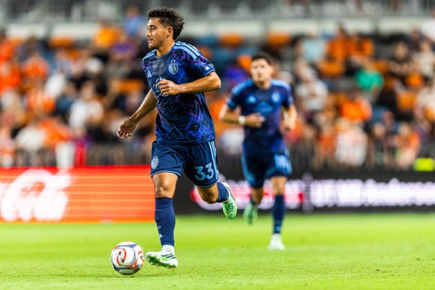 September 26, 2026, Houston, Texas, USA: Sporting Kansas City midfielder OWEN WOLFF (33) advances with the ball during the MLS, Fussball Herren, USA game between the Houston Dynamo and Sporting KC at Shell Energy Stadium. Soccer 2026: Sporting KC 2:0 Houston Dynamo  - ZUMAn340 20260926_zsp_n340_023 Copyright: xJoexNogalskix