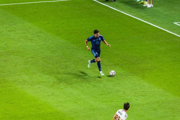 September 26, 2026, Houston, Texas, USA: Sporting Kansas City defender EMIR KARIC (18) advances with the ball during the MLS, Fussball Herren, USA game between the Houston Dynamo and Sporting KC at Shell Energy Stadium. Soccer 2026: Sporting KC 2:0 Houston Dynamo  - ZUMAn340 20260926_zsp_n340_032 Copyright: xJoexNogalskix