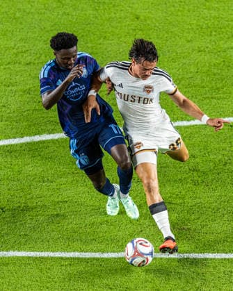 September 26, 2026, Houston, Texas, USA: Sporting Kansas City forward STEPHEN AFRIFA (17) and FELIPE ANDRADE (36) of the Houston Dynamo challenge for the ball during the MLS, Fussball Herren, USA game between the Houston Dynamo and Sporting KC at Shell Energy Stadium. Soccer 2026: Sporting KC 2:0 Houston Dynamo  - ZUMAn340 20260926_zsp_n340_035 Copyright: xJoexNogalskix