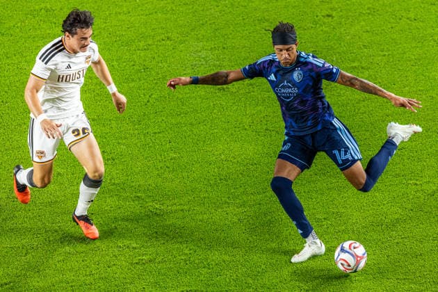 September 26, 2026, Houston, Texas, USA: Sporting Kansas City forward CALVIN HARRIS (14) takes a shot during the MLS, Fussball Herren, USA game between the Houston Dynamo and Sporting KC at Shell Energy Stadium. Houston USA - ZUMAn340 20260926_zsp_n340_003 Copyright: xJoexNogalskix