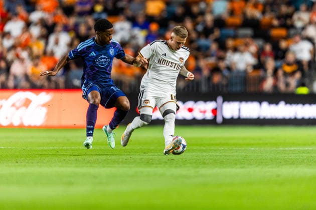 September 26, 2026, Houston, Texas, USA: MATEUSZ BOGUSZ (19) of the Houston Dynamo advances with the ball during the MLS, Fussball Herren, USA game between the Houston Dynamo and Sporting KC at Shell Energy Stadium. Houston USA - ZUMAn340 20260926_zsp_n340_006 Copyright: xJoexNogalskix