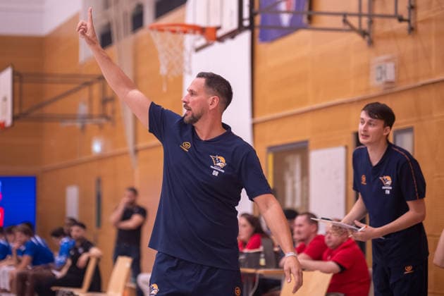 Domenik Reinboth, coach of the Seawolves Academy, gives instructions to his team. SG ART Giants Düsseldorf vs. Seawolves Academy, Basketball, Barmer 2 BBL, Pro B North, Matchday 1, 2026–2027 Season, September 26, 2026 SG ART Giants Düsseldorf vs. Seawolves Academy, Basketball, Barmer 2 BBL, Pro B North, Matchday 1, 2026–2027 Season, September 26, 2026 Düsseldorf Copyright: xEibner-Pressefoto ThomasxHaeslerx EP_THR