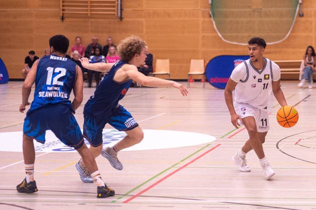 Mika Freitag of the Seawolves Academy, No. 09, tries to put pressure on Tomothy Nehemiah Davis of the ART Giants Düsseldorf, No. 11. Next to them is Milo Alexander Murray of the Seawolves Academy, No. 12. SG ART Giants Düsseldorf vs. Seawolves Academy, Basketball, Barmer 2 BBL, Pro B North, Matchday 1, 2026–2027 season, September 26, 2026 SG ART Giants Düsseldorf vs. Seawolves Academy, Basketball, Barmer 2 BBL, Pro B North, Matchday 1, 2026–2027 season, September 26, 2026, Düsseldorf Copyright: xEibner-Pressefoto ThomasxHaeslerx EP_THR