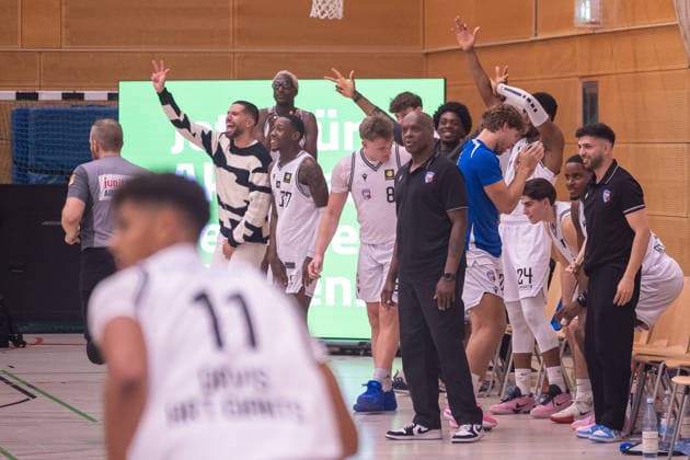 The mood is upbeat on the Düsseldorf bench: SG ART Giants Düsseldorf vs. Seawolves Academy, Basketball, Barmer 2 BBL, Pro B North, Matchday 1, 2026–2027 Season, September 26, 2026 SG ART Giants Düsseldorf vs. Seawolves Academy, Basketball, Barmer 2 BBL, Pro B North, Matchday 1, 2026–2027 Season, September 26, 2026 Düsseldorf Copyright: xEibner-Pressefoto ThomasxHaeslerx EP_THR
