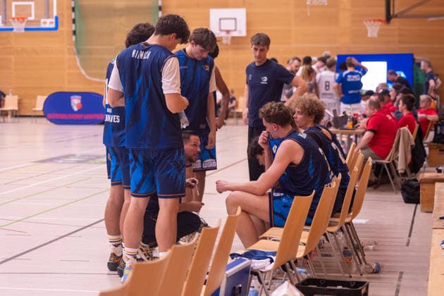 Domenik Reinboth of the Seawolves Academy, coach, gives new instructions during a timeout in the SG ART Giants Düsseldorf vs. Seawolves Academy game, basketball, Barmer 2 BBL, Pro B North, Matchday 1, 2026–2027 season, September 26, 2026, SG ART Giants Düsseldorf vs. Seawolves Academy, Basketball, Barmer 2 BBL, Pro B North, Matchday 1, 2026–2027 Season, September 26, 2026, Düsseldorf Copyright: xEibner-Pressefoto ThomasxHaeslerx EP_THR