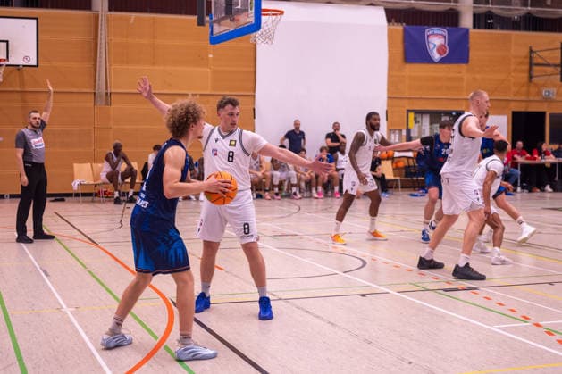 Mika Freitag of the Seawolves Academy (born 2009) looks for a passing option, while Yuril Kondrakov of the ART Giants Düsseldorf (born 2008) tries to prevent the pass. SG ART Giants Düsseldorf vs. Seawolves Academy, Basketball, Barmer 2 BBL, Pro B North, Matchday 1, 2026–2027 season, September 26, 2026 SG ART Giants Düsseldorf vs. Seawolves Academy, Basketball, Barmer 2 BBL, Pro B North, Matchday 1, 2026–2027 season, September 26, 2026, Düsseldorf Copyright: xEibner-Pressefoto ThomasxHaeslerx EP_THR