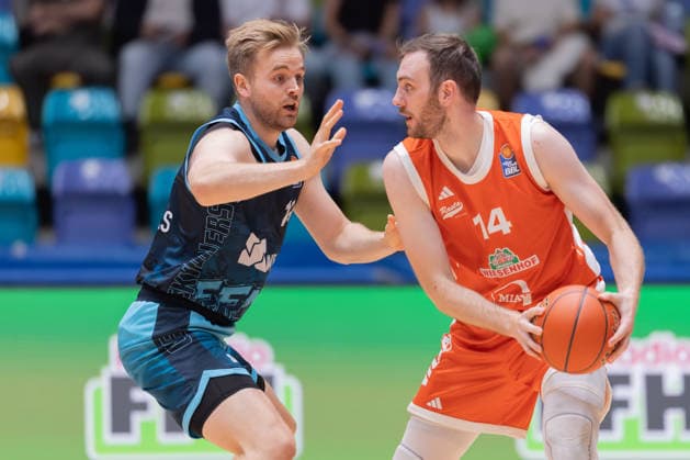 Frankfurt Skyliners vs. RASTA Vechta, easyCredit BBL: Till Pape (Skyliners) made 19 defensive stops against Philipp Herkenhoff (RASTA), 14th easyCredit BBL game between the Frankfurt Skyliners and RASTA Vechta on September 26, 2026, at the Süwag Energie ARENA in Frankfurt am Main, Frankfurt am Main, Hesse, Germany, Süwag Energie ARENA