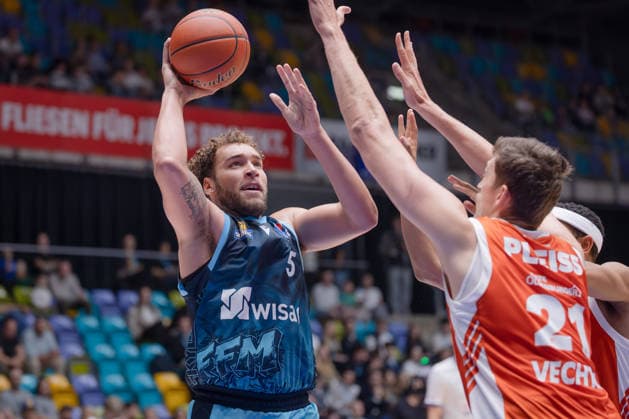 Frankfurt Skyliners vs. RASTA Vechta, easyCredit BBL: Race Thompson (Skyliners) vs. Tibor Pleiss (RASTA), Game 21 of the easyCredit BBL between the Frankfurt Skyliners and RASTA Vechta on September 26, 2026, at the Süwag Energie ARENA in Frankfurt am Main, Frankfurt am Main, Hesse, Germany, Süwag Energie ARENA
