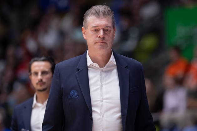 Frankfurt Skyliners vs. RASTA Vechta, easyCredit BBL Head Coach Klaus Perwas of the Skyliners, with Assistant Coach Sepehr Tarrah of the Skyliners standing behind him on the left. An easyCredit BBL game between the Frankfurt Skyliners and RASTA Vechta on September 26, 2026, at the Süwag Energie ARENA in Frankfurt am Main, Frankfurt am Main, Hesse, Germany, Süwag Energie ARENA