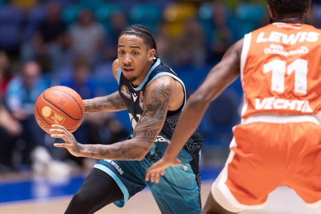 Frankfurt Skyliners vs. RASTA Vechta, easyCredit BBL: Judah Mintz (Skyliners) 10 vs. Matt Lewis (RASTA), Game 11 of the easyCredit BBL between the Frankfurt Skyliners and RASTA Vechta on September 26, 2026, at the Süwag Energie ARENA in Frankfurt am Main, Frankfurt am Main, Hesse, Germany, Süwag Energie ARENA