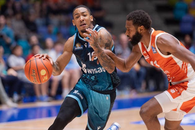 Frankfurt Skyliners vs. RASTA Vechta, easyCredit BBL: Judah Mintz (Skyliners) 10 vs. Matt Lewis (RASTA), Game 11 of the easyCredit BBL between the Frankfurt Skyliners and RASTA Vechta on September 26, 2026, at the Süwag Energie ARENA in Frankfurt am Main, Frankfurt am Main, Hesse, Germany, Süwag Energie ARENA