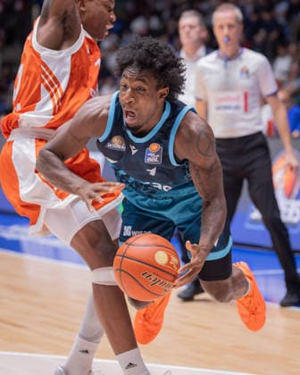 Frankfurt Skyliners vs. RASTA Vechta, easyCredit BBL: Isaiah Swope (Skyliners), 1 by Justin Edler Davis (RASTA), 10 fouls in the easyCredit BBL game between the Frankfurt Skyliners and RASTA Vechta on September 26, 2026, at the Süwag Energie ARENA in Frankfurt am Main, Frankfurt am Main, Hesse, Germany, Süwag Energie ARENA