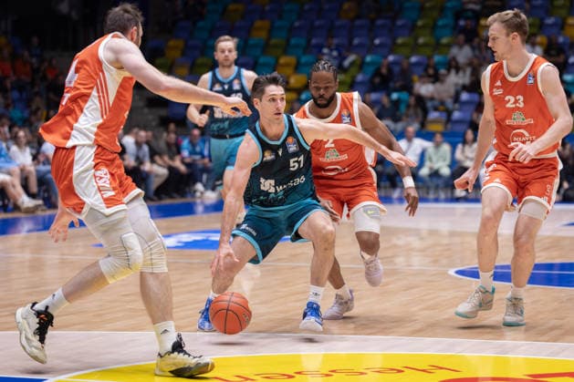 Frankfurt Skyliners vs. RASTA Vechta, easyCredit BBL: Ryan Arcidiacono (Skyliners), 51, vs. Philipp Herkenhoff (RASTA), 14, Lloyd Pandi (RASTA), 2, and Lars Thiemann (RASTA), 23. An easyCredit BBL game between the Frankfurt Skyliners and RASTA Vechta on September 26, 2026, at the Süwag Energie ARENA in Frankfurt am Main, Frankfurt am Main, Hesse, Germany; Süwag Energie ARENA