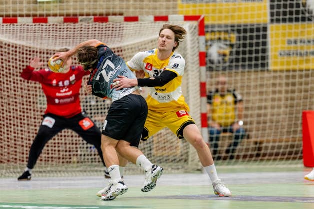 Krefeld, September 26, 2026, Handball, Men s, 3rd Division, Southwest, Matchday 6, 2026–2027 HSG Krefeld Niederrhein vs. Bergische Panther Lars Jagieniak (HSG Krefeld Niederrhein, 33) in a one-on-one battle with Joe Ballmann (Bergische Panther, 27)