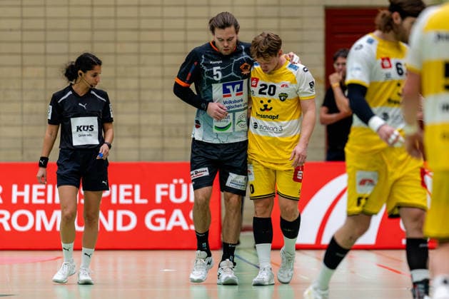 Krefeld, September 26, 2026, Handball, Men s, 3rd Division, Southwest, Matchday 6, 2026–2027 HSG Krefeld Niederrhein vs. Bergische Panther Lukas Siegler (HSG Krefeld Niederrhein, No. 20) supports Maurice Meurer (Bergische Panther, No. 5), who is limping off the field due to injury