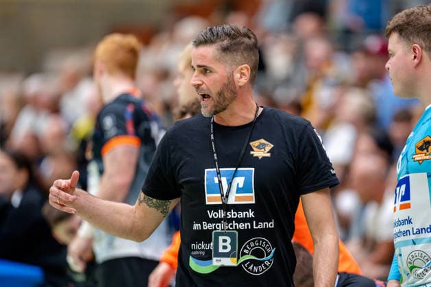 Krefeld, September 26, 2026, Handball, Men s, 3rd Division, Southwest, Matchday 6, 2026–2027 HSG Krefeld Niederrhein Bergische Panther Alexander Oelze, coach of the Bergische Panther, gives instructions during the game
