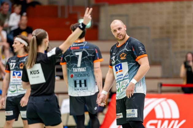 Krefeld, September 26, 2026, Handball, Men’s, 3rd Division, Southwest, Matchday 6, 2026–2027 HSG Krefeld Niederrhein vs. Bergische Panther Sam Lindemann of the Bergische Panther, No. 13, receives a 2-minute penalty from referee Elfi Oliger