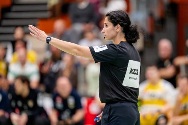 Krefeld, September 26, 2026, Handball, Men s, 3rd Division, Southwest, Matchday 6, 2026–2027 HSG Krefeld Niederrhein vs. Bergische Panther Referee Mandana Khalil signals the direction of play