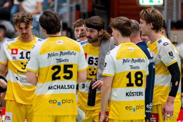 Krefeld, September 26, 2026, Handball, Men s, 3rd Division, Southwest, Matchday 6, 2026–2027 HSG Krefeld Niederrhein vs. Bergische Panther Julius Rose of HSG Krefeld Niederrhein, No. 63, gives instructions to his teammates during a timeout