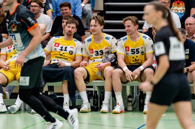 Krefeld, September 26, 2026, Handball, Men s, 3rd Division, Southwest, Matchday 6, 2026–2027 HSG Krefeld Niederrhein vs. Bergische Panther There’s clearly a good atmosphere on the Krefeld bench (from left to right): Lucas Schneider (HSG Krefeld Niederrhein, 11), Lars Jagieniak (HSG Krefeld Niederrhein, 33), and Niklas Ingenpaß (HSG Krefeld Niederrhein, 55)