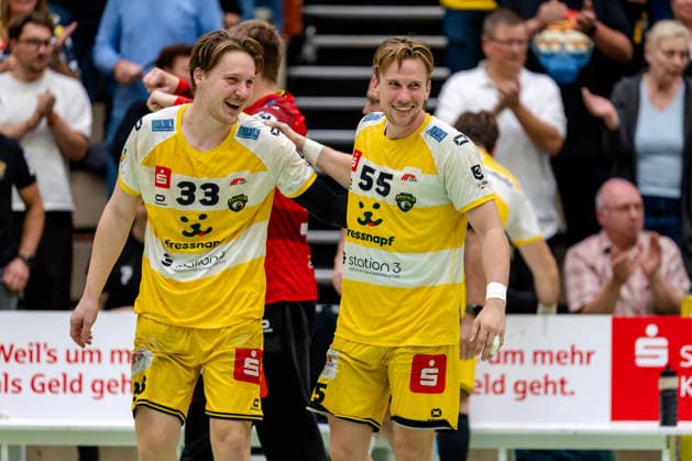 Krefeld, September 26, 2026, Handball, Men s, 3rd Division, Southwest, Matchday 6, 2026–2027: HSG Krefeld Niederrhein vs. Bergische Panther. Good spirits after the game with Lars Jagieniak (HSG Krefeld Niederrhein, 33) and Niklas Ingenpaß (HSG Krefeld Niederrhein, 55)