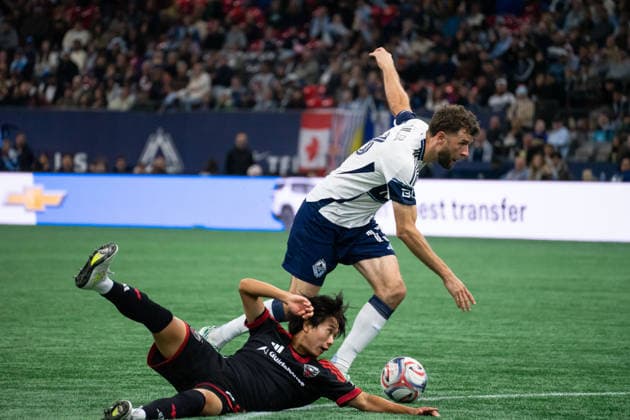 VANCOUVER, CANADA - SEPTEMBER 26: Thomas Muller of Vancouver Whitecaps FC controls the ball while Kimito Nono of DC United attempts to intercept during the Major League Soccer match between Vancouver Whitecaps FC and DC United at BC Place Stadium on September 26, 2026 in Vancouver, British Columbia, Canada. Copyright: xAmyxElle SPPx Sportspressphoto_SPR240960